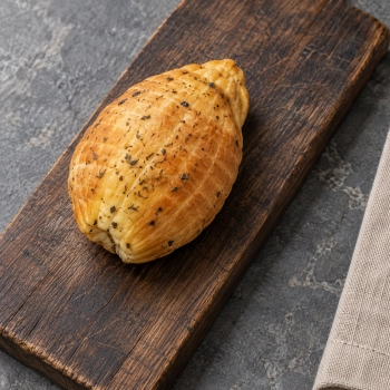 Swojski ser z bazylią, oregano i tymiankiem wędzony 350g na ciemnej desce